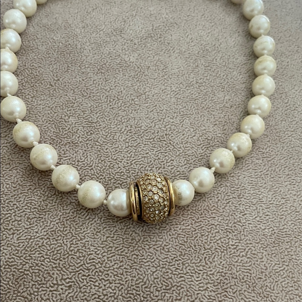 Elegant 18 inch Pearl Necklace with Gold Accents